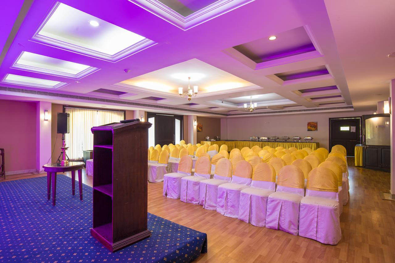 Golf View Hotels & Suites Недумбассери Экстерьер фото